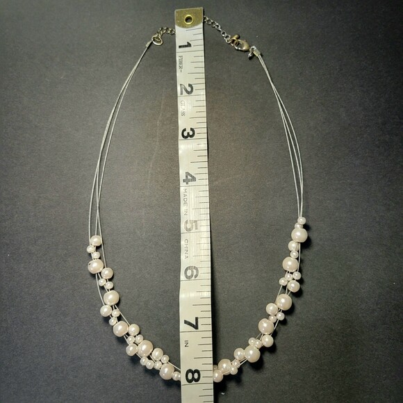 Triple strand faux pearl short necklace - Picture 7 of 8
